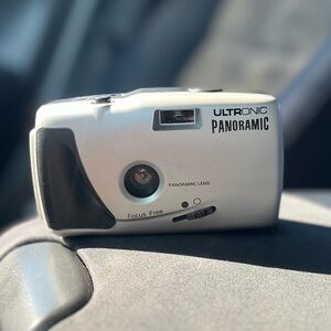 Ultronic Panoramic Camera 35mmm - Silver and Black
(ISO 200 Film recommended!)